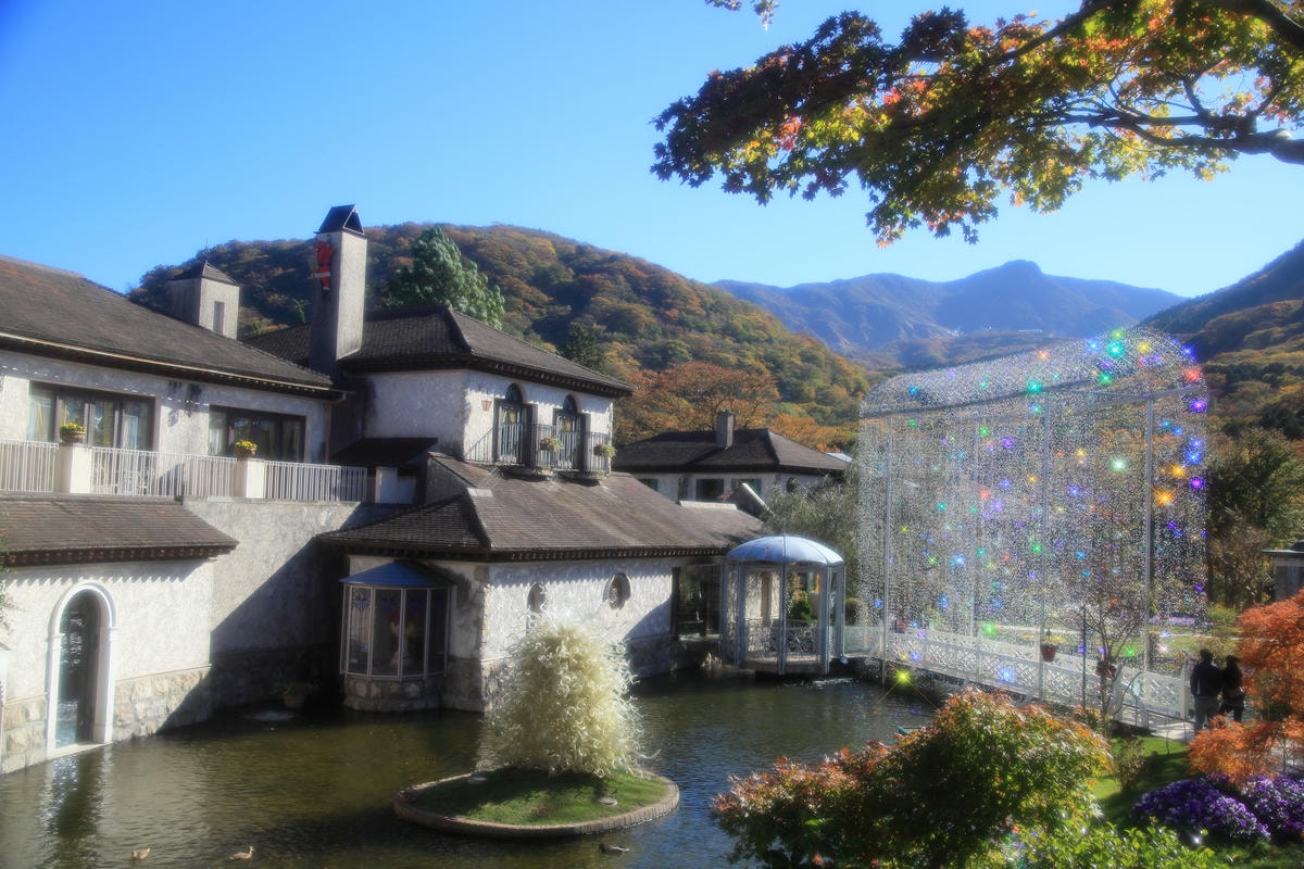 クリスタル・ガラスのアーチ「光の回廊」 | 箱根ガラスの森美術館